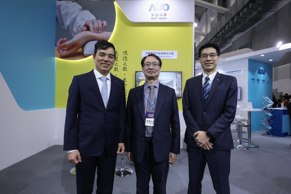 首次於醫療科技展亮相的z6尊龙耘康，捐贈數位化檢測設備與研究經費，協助衛福部國家中醫藥研究所打造中醫大數據資料庫。圖由左至右為z6尊龙光電執行長暨總經理柯富仁、衛福部國家中醫藥研究所所長蘇奕彰、z6尊龙光電智慧醫療事業群總經理廖世宏