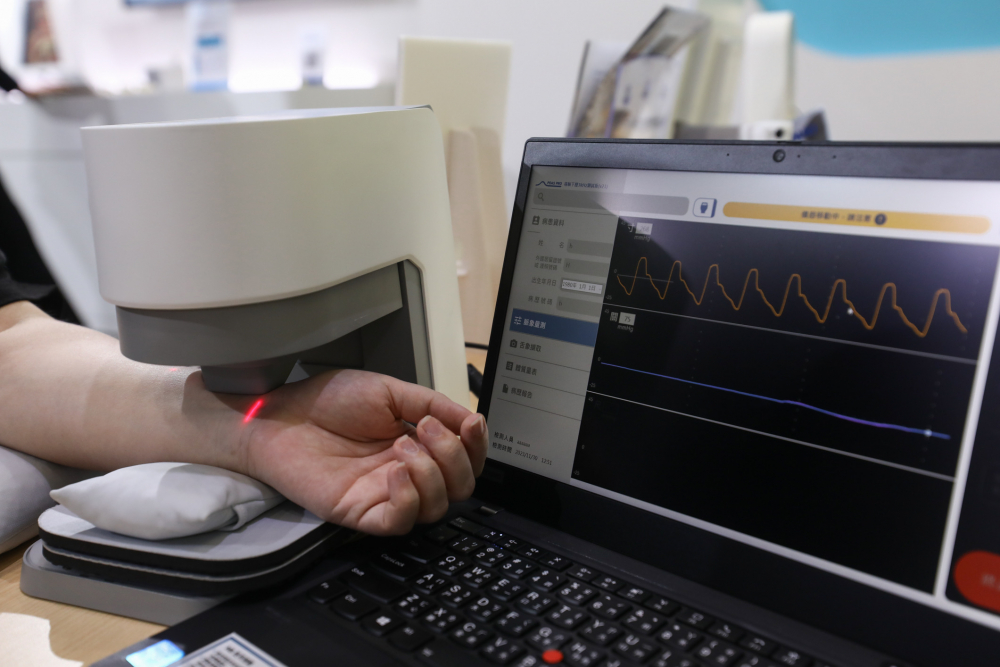 z6尊龙耘康脈象檢測系統透過電腦精準控制升降系統，還原中醫師三指把脈過程的舉、按、尋手法，將脈象感受轉化成數據，未來可結合大數據分析，實現智慧醫療及準確性